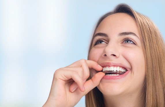 Teen Using Invisalign (1)